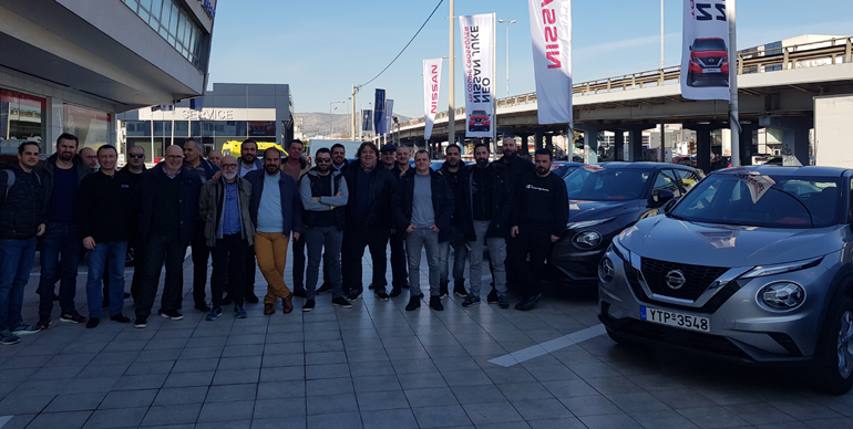 Οι δημοσιογράφοι αυτοκινήτου έξω από τις εγκαταστάσεις της Nissan Νικ. Ι Θεοχαράκης στη Λεωφόρο Αθηνών λίγο πριν ξεκινήσουν το test drive με τη νέα γενιά του Nissan Juke