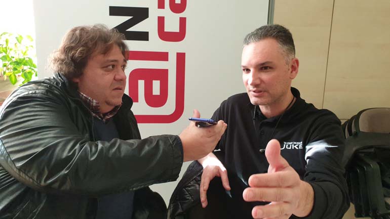 Ο Γιάννης Μεθενίτης (δεξιά) μιλά ζωντανά στην ΕΡΑ Σπορ και στον Πάρι Ποντίκα