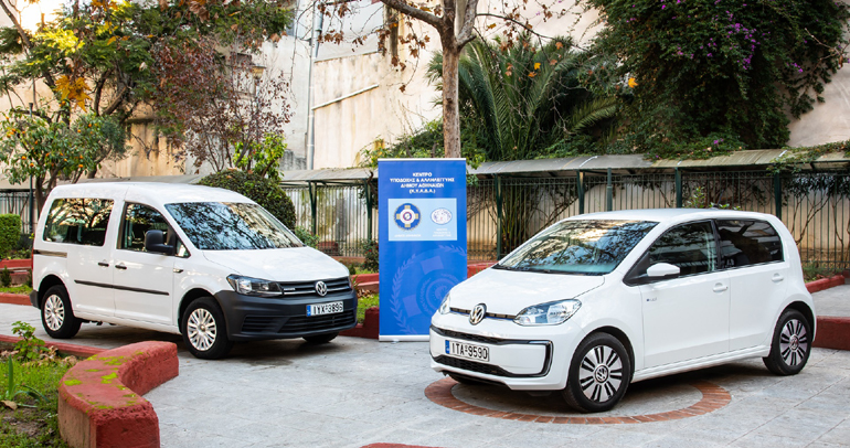 Το ηλεκτρικό e-up! και το Caddy Kombi TGI (φυσικό αέριο) που παρέδωσε η VW στην Κ.Υ.Α.Δ.Α.