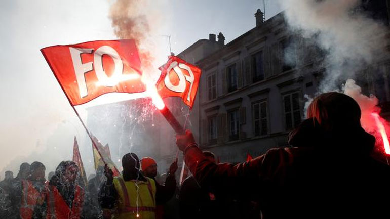 Νέες συγκρούσεις στη Γαλλία – Στο «στόχαστρο» ο Μακρόν