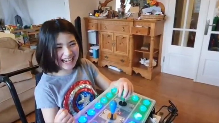 Πατέρας τροποποίησε gaming χειριστήριο για να μπορεί να παίξει η κόρη του με παραπληγία