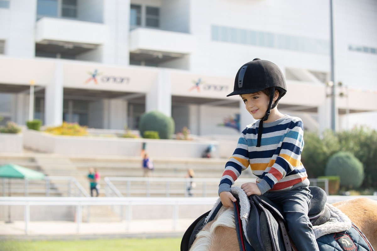 Τα παιδιά κάνουν ιππασία στο Markopoulo Park   