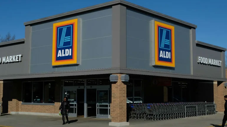 Aldi: Αυξάνει μισθούς και προσλαμβάνει 3.800 υπαλλήλους στη Βρετανία