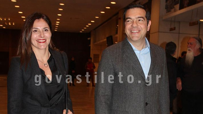 Μπέτυ Μπαζιάνα: Κομψή εμφάνιση στο πλευρό του Αλέξη Τσίπρα