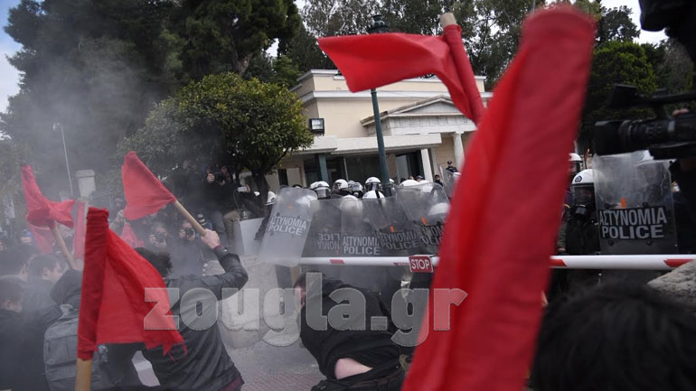 Μικροεπεισόδια στην πορεία των φοιτητών στη Βουλή