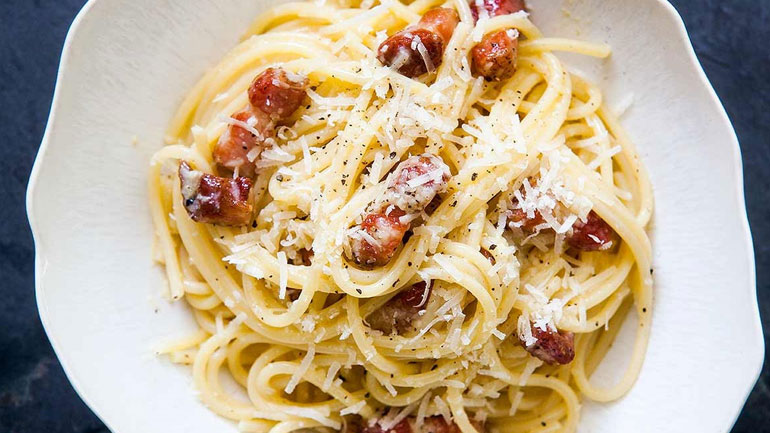 Απόψε απολαύστε μια καρμπονάρα με λουκάνικο