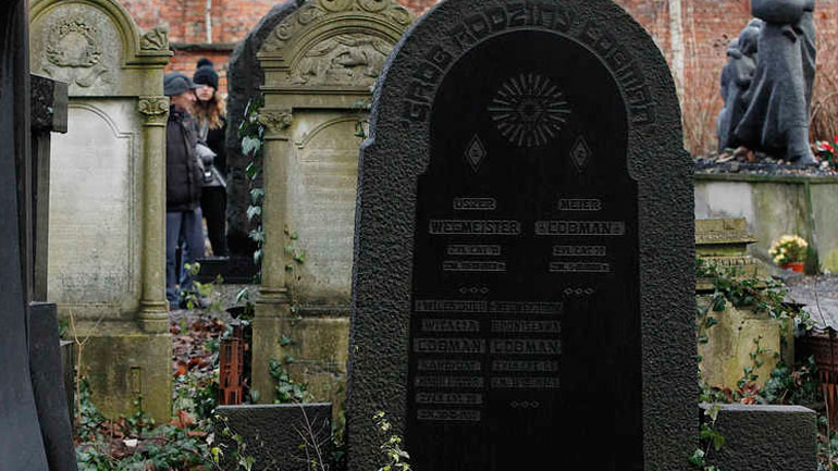 Μία εικαστική δράση επιδιώκει να χαρτογραφήσει τα χαμένα εβραϊκά κοιμητήρια της Πολωνίας