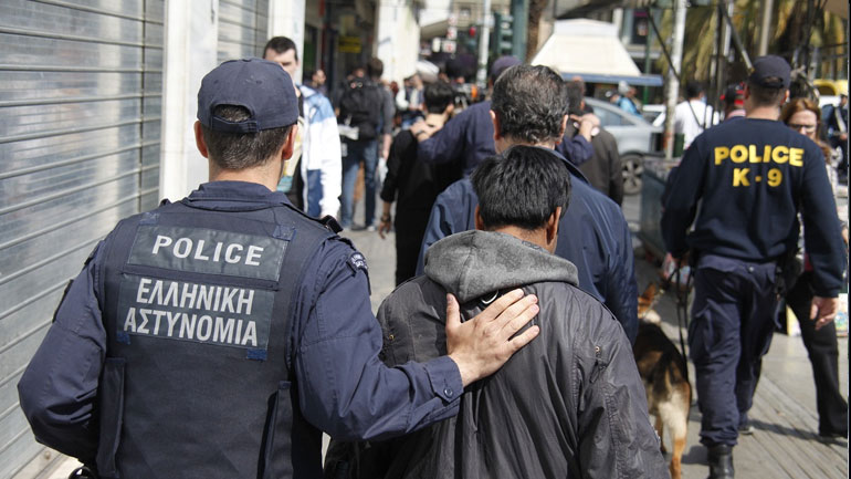 Χειροπέδες σε μέλη εγκληματικής οργάνωσης διακίνησης μεταναστών