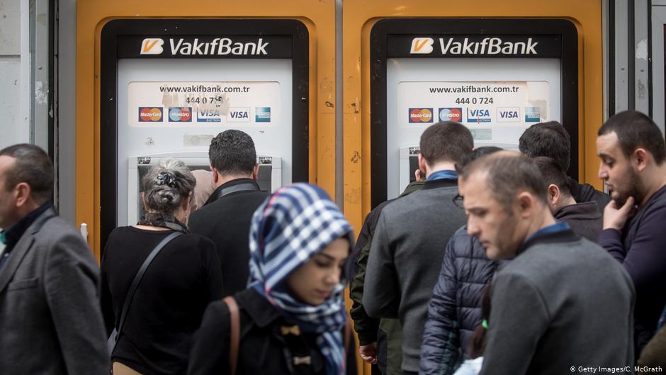 Συχνά πολλοί δεν μπορούν να πάρουν από την τράπεζα ούτε καν χρήματα που τους στέλνουν από το εξωτερικό