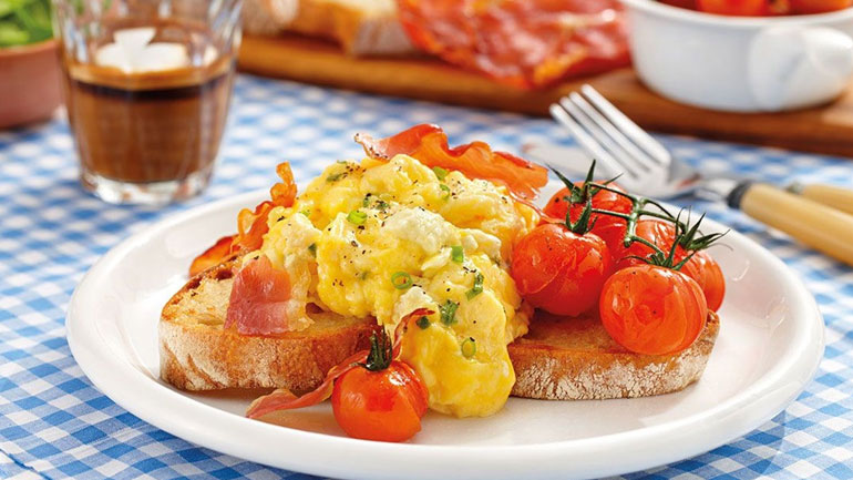 Scrambled eggs με ντοματίνια και βασιλικό