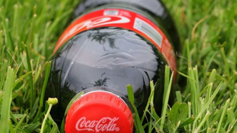 Οι καταναλωτές επιμένουν στα πλαστικά μπουκάλια, λέει η Coca-Cola, και γι αυτό δεν τα καταργεί