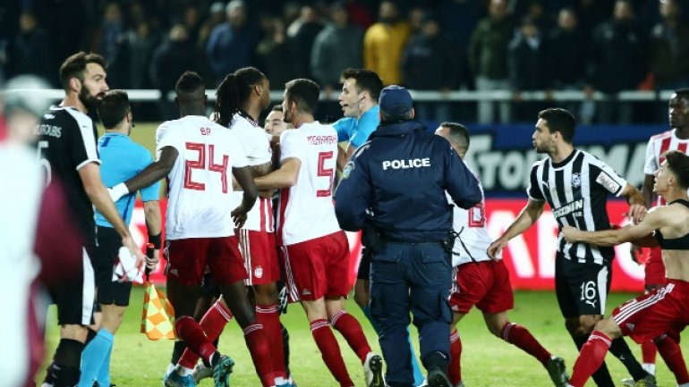 Aπαράδεκτη ενέργεια: Ο Σεμέδο έσπρωξε ball boy μετά τη λήξη του αγώνα – Αποβλήθηκε και χάνει το ντέρμπι με την ΑΕΚ