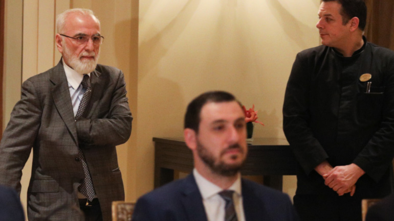 Η άφιξη του Σαββίδη στην αίθουσα