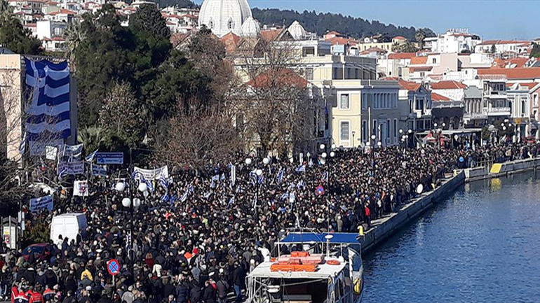 Με ελληνικές σημαίες η συγκέντρωση στη Λέσβο για το μεταναστευτικό
