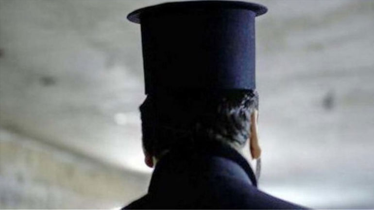 Παραπέμπεται σε δίκη ο ιερέας που πυρπολούσε καρναβαλικές κατασκευές – Τι ισχυρίζεται ο συνήγορός του