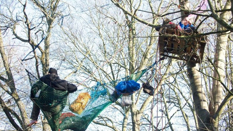 Διαδηλωτές στη Βρετανία σκαρφάλωσαν σε δέντρα για να προστατεύσουν δάσος απ’ όπου θα περάσει σιδηροδρομική γραμμή