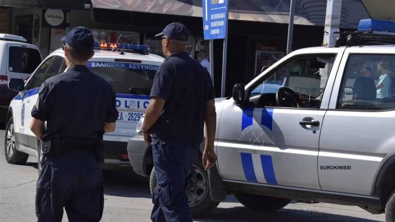 Χειροπέδες σε 42χρονη για ναρκωτικά από στελέχη του Λιμεναρχείου Πειραιά