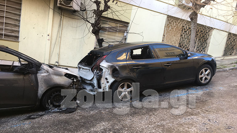 Φωτογραφίες από τα πυρπολημένα αυτοκίνητα στο Κολωνάκι
