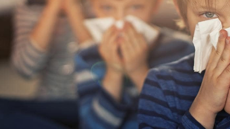 Μέτρα προστασίας κατά της γρίπης στα σχολεία – Τα συμπτώματα και η αντιμετώπιση