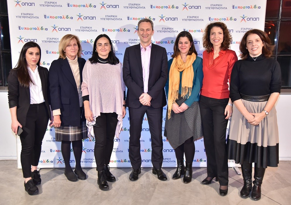  Χρυσούλα Διαμαντοπούλου, κοινωνική λειτουργός /υπεύθυνη φιλανθρωπικού τομέα της Ένωσης «Μαζί για το Παιδί», Λία Στεφανίδου, Αντιπρόεδρος Σωματείου Οι Φίλοι του Παιδιού, Μαργαρίτα Παναγιωτοπούλου, Πρόεδρος του ιδρύματος Γεωργίου και Αικατερίνης Χατζηκώνστα, Ντάμιαν Κόουπ, Διευθύνων Σύμβουλος ΟΠΑΠ, Τόνια Αδαμοπούλου, Υπεύθυνη Τμήματος Εξεύρεσης Πόρων Οργανισμού «Το Χαμόγελο του Παιδιού», Έλσα Σταθοπούλου, Διευθύντρια Επικοινωνίας και Εύρεσης Πόρων των Παιδικών Χωριών SOS, Ξένια Αλεξίου, Υπεύθυνη Γραφείου Τύπου «Του Χαμόγελο του Παιδιού» 