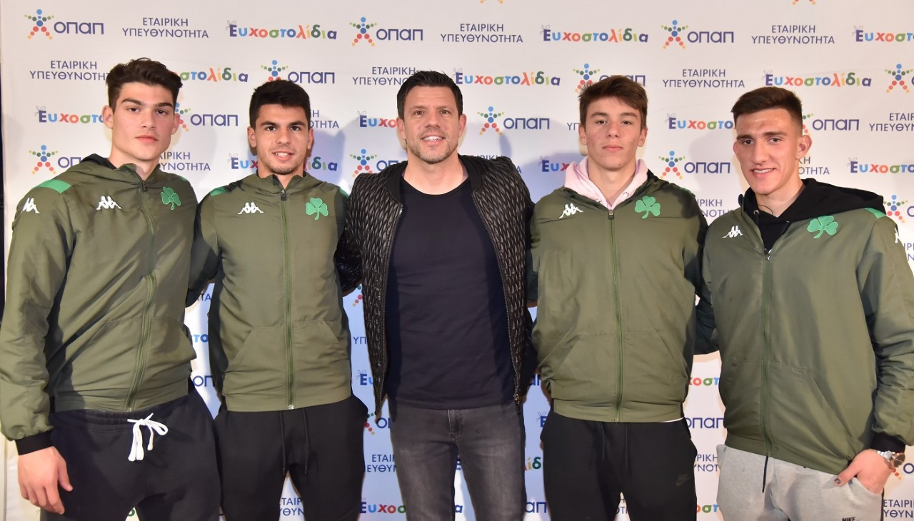 Ο  Τάκης Φύσσας, Αθλητικός Διευθυντής της Εθνικής Ομάδας, μαζί με τους Δημήτρη Σερπεζή, Ανδρέα Αθανασακόπουλο, Γιώργο Βαγιαννίδη και Βασίλη Ζαγαρίτη, παίκτες της ποδοσφαιρικής ομάδας Κ-20 του Παναθηναϊκού