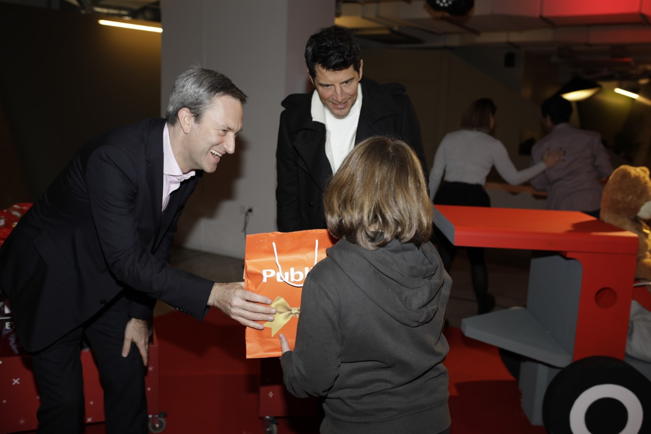  Η παράδοση των δώρων από τον Ντάμιαν Κόουπ, Διευθύνοντα Σύμβουλο ΟΠΑΠ, και τον Σάκη Ρουβά