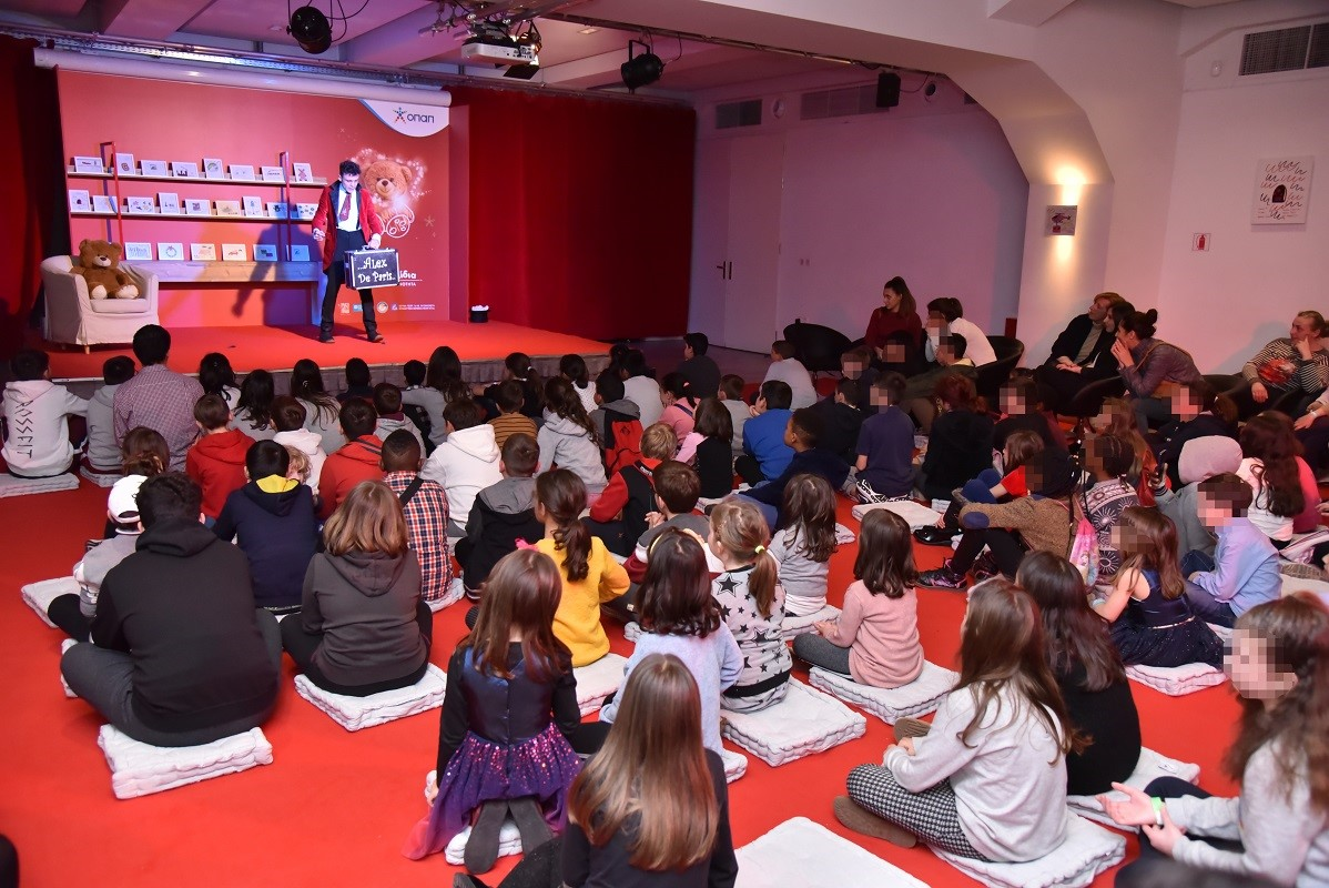  Παράσταση παντομίμας και ταχυδακτυλουργικών από τον Alex de Paris