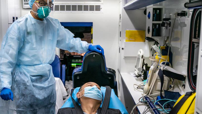 Κοροναϊός: Επιβεβαιώθηκε ο πρώτος θάνατος εκτός του επίκεντρου της επιδημίας – Στους 18 οι νεκροί