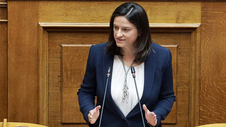 «Πόλεμος» Κεραμέως – ΣΥΡΙΖΑ για τα «κολέγια»: «Η υποκρισία περισσεύει» – «Ψευδολογεί η υπουργός»