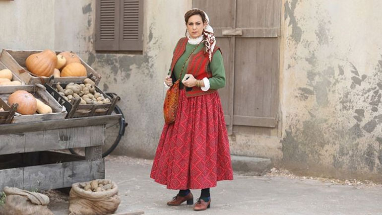 Άγριες Μέλισσες: Μια Πολίτισσα πραματευτού έρχεται στο χωριό