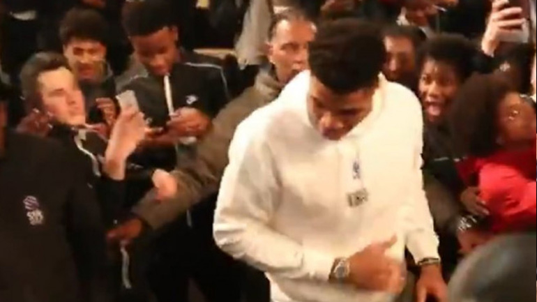 Ο χορός του Αντετοκούνμπο στο Παρίσι που ξεσήκωσε τα πλήθη