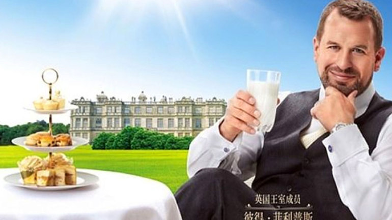 Ο εγγονός της βασίλισσας Ελισάβετ διαφημίζει γάλα στην Κίνα