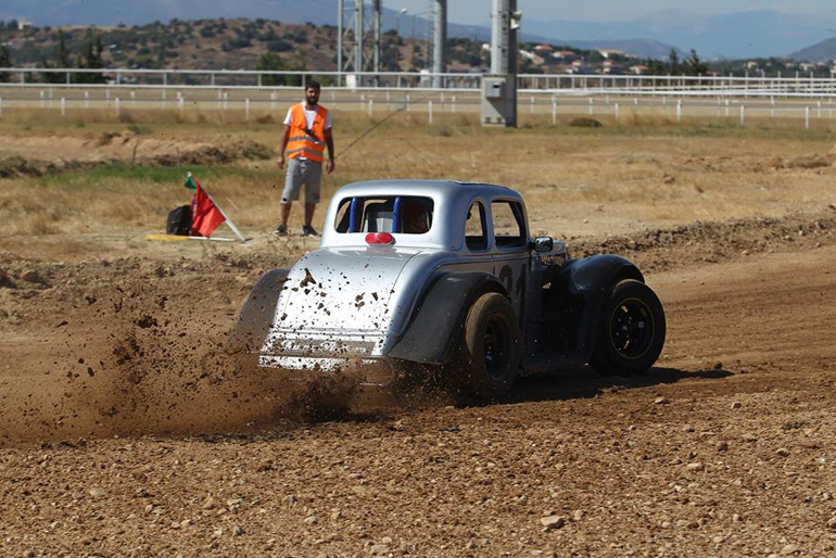 Ακόμα και στο χώμα μπορεί κανείς να οδηγήσει τον μικρό αυτόν πύραυλο!