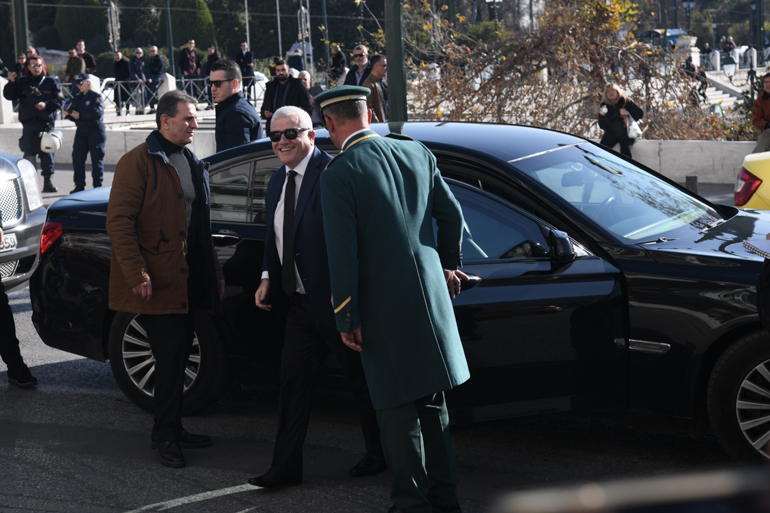 O Δημήτρης Μελισσανίδης βγαίνει από τη ναυαρχίδα της BMW (φωτό: Νίκος Χριστοφάκης).