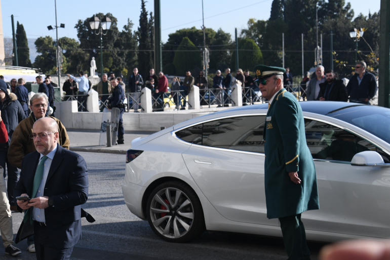 O Γιάννης Αλαφούζος κυκλοφορεί με ένα λευκό ηλεκτρικό Tesla Model 3 (φωτό: Νίκος Χριστοφάκης).