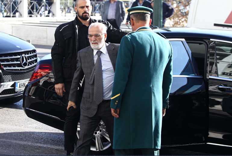 O Ιβάν Σαββίδης βγαίνει από μία Mercedes S Class.