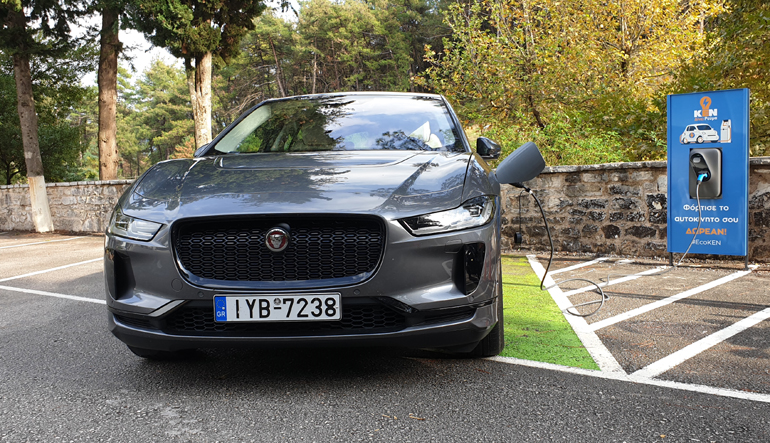 Δειλά, δειλά έχουν αρχίσει να εμφανίζονται και στην Ελλάδα σταθμοί φόρτισης ηλεκτρικών οχηματων (ο συγκεκριμένος φορτιστής βρίσκεται στα Ιωάννινα)