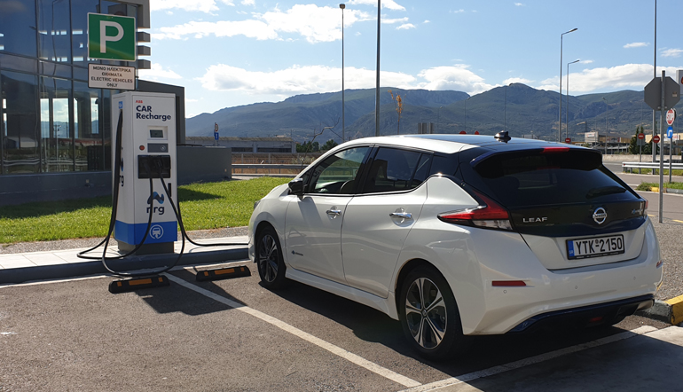 Ηλεκτρικό αυτοκίνητο (Nissan Leaf) που βρίσκεται σε θέση πρατηρίου έτοιμο να φορτίσει...