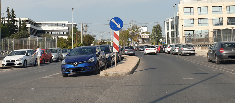 Παρκαρισμένα αυτοκίνητα στη μέση του δρόμου και σε σημείο που στρίβουν αυτοκίνητα. Συγκεκριμένα στην Αμαρουσίου-Χαλανδρίου, στο ύψος της Αττικής Οδού...