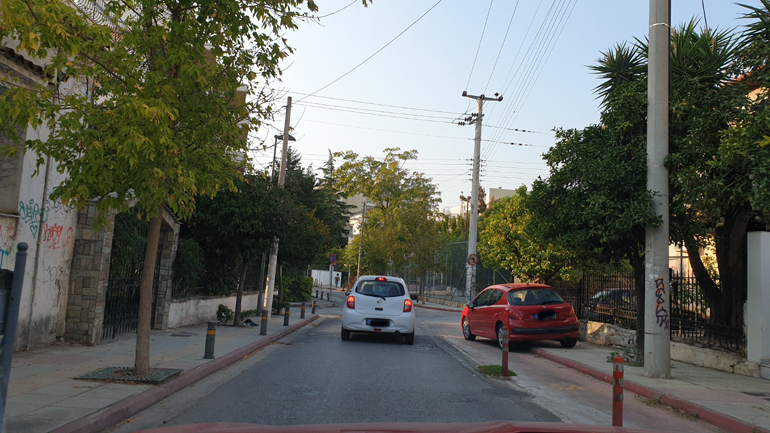 Στον ίδιο δρόμο, λίγο πιο κάτω, ο οδηγός βρήκε τρόπο να αφήσει και λίγο χώρο για τα ποδήλατα!