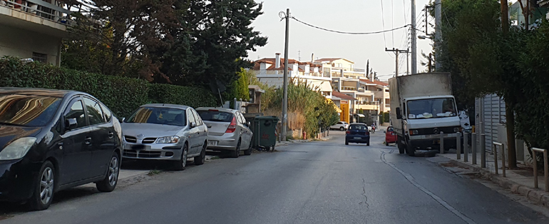 Πεζοδρόμια που έχουν φτιαχτεί, όπως φαίνεται, μόνο για να μπορούν να παρκάρουν οχήματα!