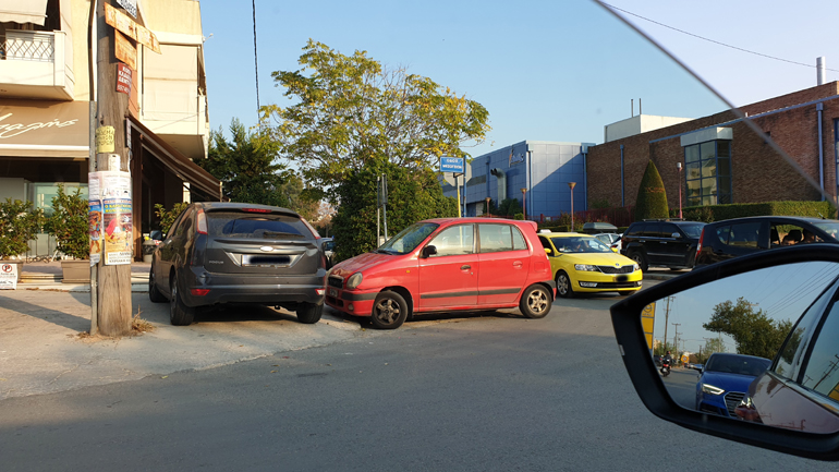 Εδώ τώρα τι να σχολιάσεις; (Διασταύρωση οδών Μεσογείων και Κυπρίων Αγωνιστών στα Εκπαιδευτήρια Δούκα)