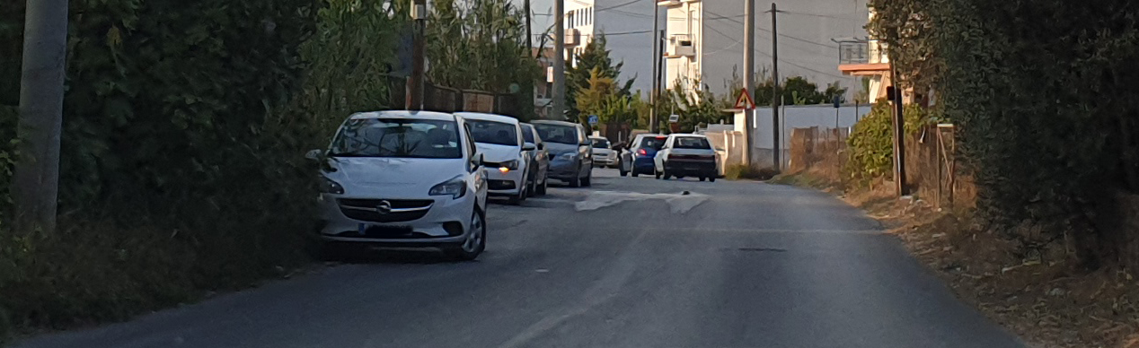 Ψάξε, ψάξε δεν θα το βρεις το... πεζοδρόμιο στην οδό Σωρού!