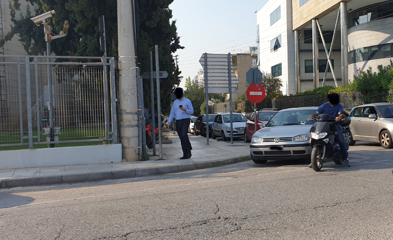 Παρκαρισμένα αυτοκίνητα υπάρχουν σε κάθε γωνία... 