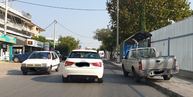 Και αυτό είναι ένα ωραίο... παρκάρισμα (στην οδό Σωρού), καθώς σκοπό έχει να κρύψει την ορατότητα των ανθρώπων που περιμένουν στη στάση του λεωφορείου! 