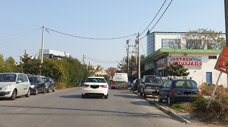 Κι άλλη φωτογραφία από την οδό Σωρού. Διαπιστώνετε πως δεν υπάρχει πλακόστρωτο πεζοδρόμιο και αυτό το... υποτιθέμενο πεζοδρόμιο έχει καταληφθεί από αυτοκίνητα!