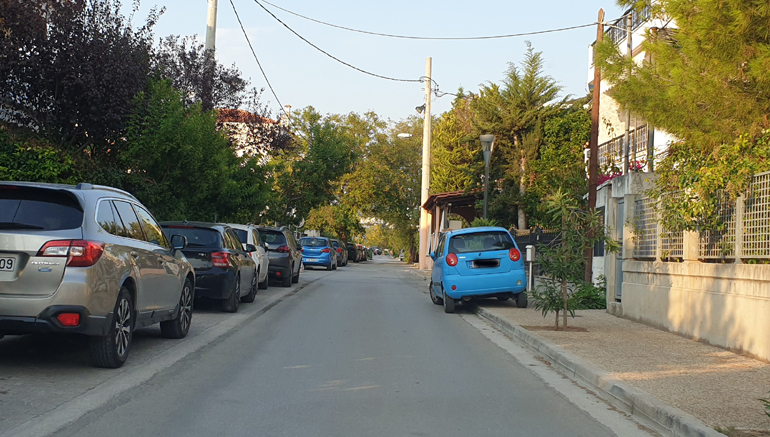 Όπως και να το κάνεις, το πεζοδρόμιο είναι ιδανικό για να αφήσεις το αυτοκίνητό σου (φωτογραφία από την οδό Υμηττού). 