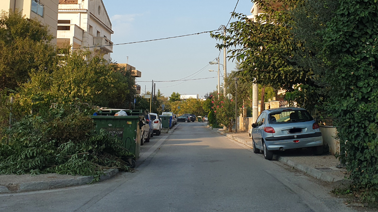 Στην οδό Υμηττού τα πεζοδρόμια φαίνεται πως είναι ιδανικά για παρκάρισμα αλλά και για κομμένα κλαδιά από κήπους σπιτιών...