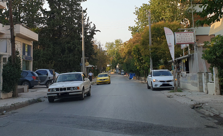 Η οδός Μεσογείων είναι ένα δρόμος με πολλή κίνηση. Αυτό βεβαίως δεν πτοεί μερίδα οδηγών να παρκάρουν πάνω στο πεζοδρόμιο.