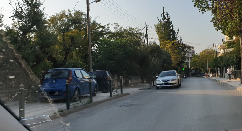 Οδός Μεσογείων: παρκάρισμα πάνω στο πεζοδρόμιο και μέσα από τα κάγκελα!